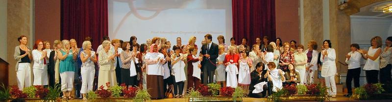 Åpningsseremoni med alle deltakerne på scenen. Fra første internasjonale kvinnemuseumsmøtet i Merano 2008