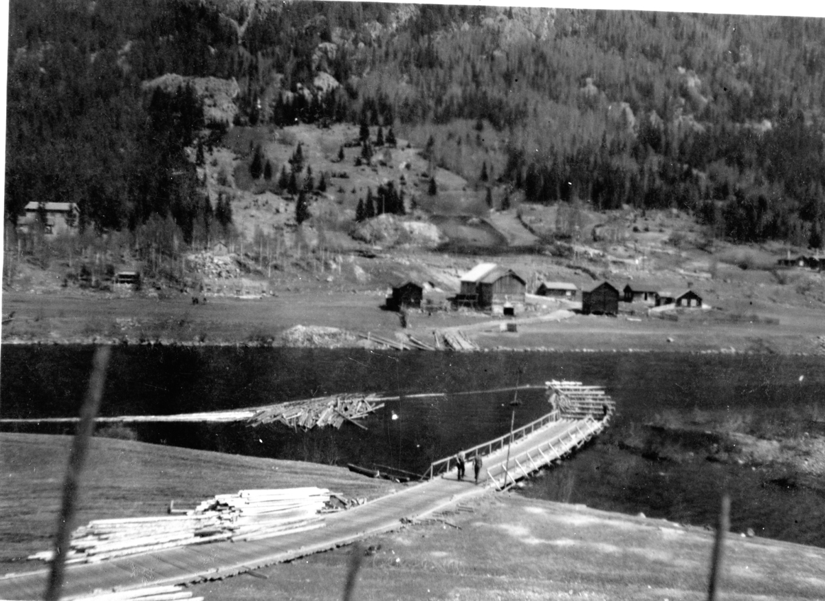 Provisorisk bru over Hallingdalselva ved Engebakken som tyskerane bygde våren 1940.