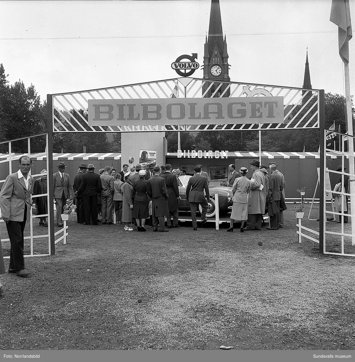Bilbolagets monter vid Sundsvallsmässan 1954, på Läroverksplanen. I centrum för allas intresse står nyheten Volvo Sport, med glasfiberkaross.