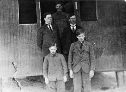 Gruppebilde, unge karer. foran fv. Jon J. Bekken, Øystein Be