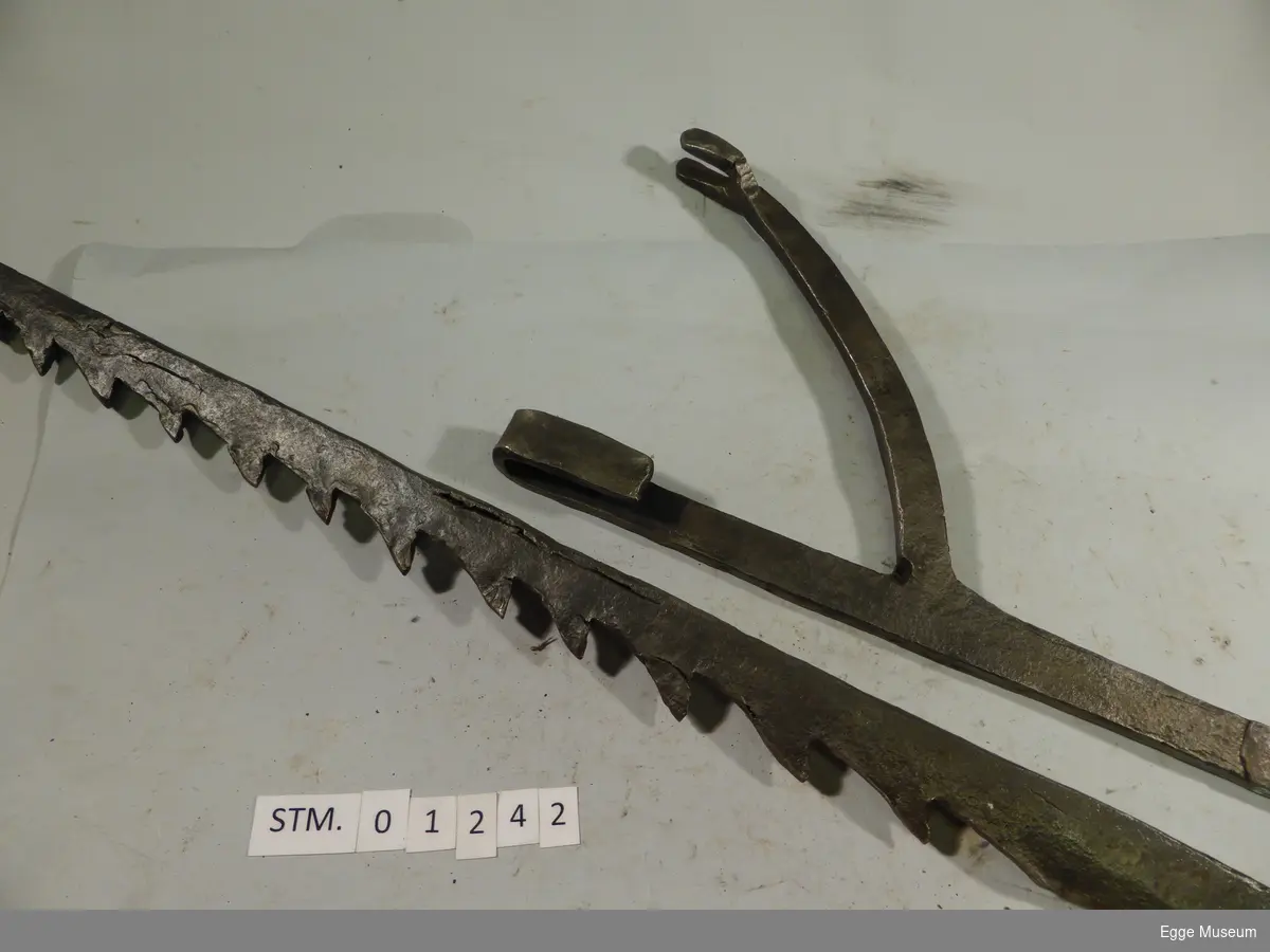 Form: Skjerdingen m/12 hakk, gaffelen for å henge i.
