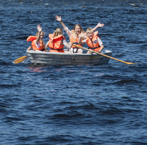 Skoleelever i robåt under "Skog og vann" 10/6 2014. Foto/Photo