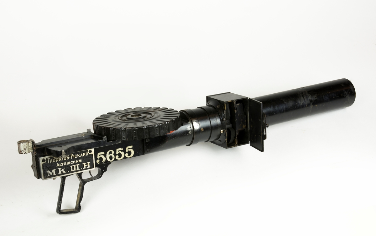 Kulsprutekamera MK III H, med medföljande rundmagasin. Förvaras i originallåda.