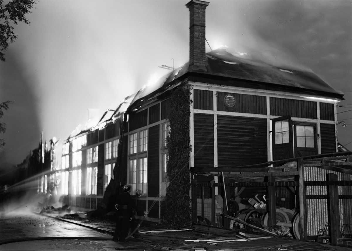 Branden i Upsala Spårvägs AB:s spårvagnsstallar på Dalgatan, Uppsala midsommarafton 1945