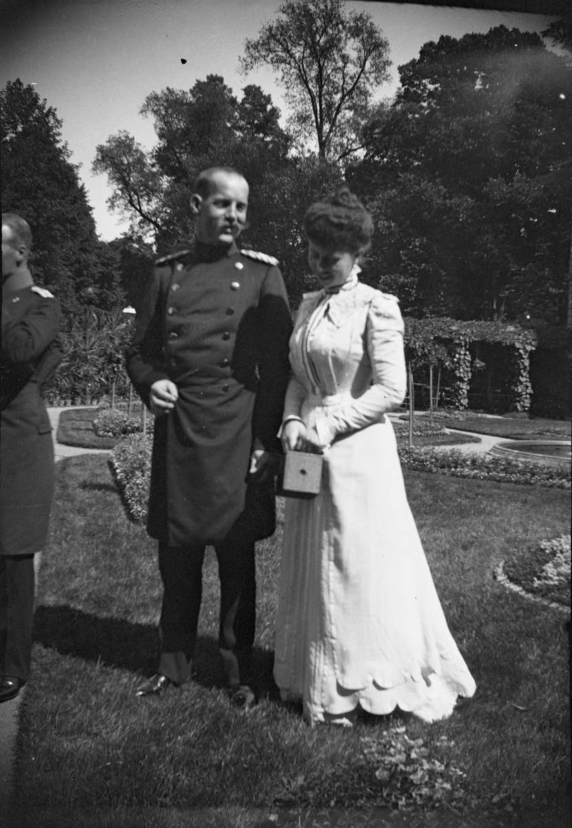 Drottning Victorias bilder. En man och en kvinna ute med kamera.