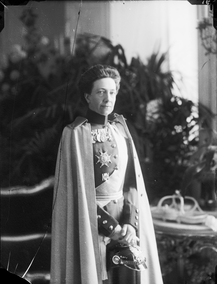 Drottning Victorias bilder. Drottning Victoria i bröstbild med uniform. Nr 16