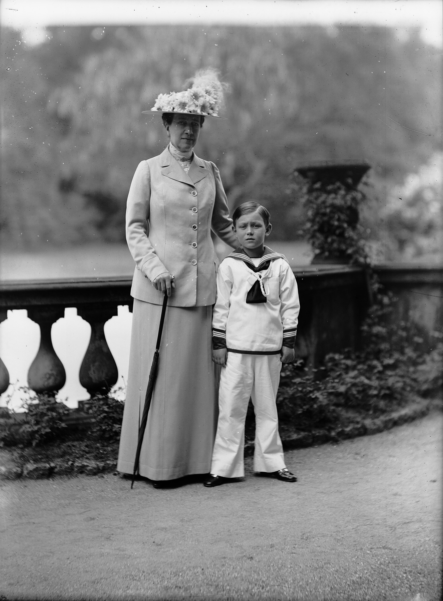 Drottning Victorias bilder. Drottningen av Sverige och prins Lennart 5 år gammal.
