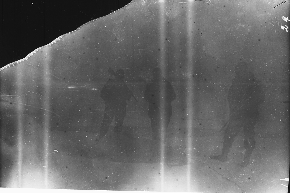 S.A. Andrée, Knut Fraenkel och Nils Strindberg beskådar den skjutna isbjörnen. Framtagtagning av bilderna gjordes av docent John Hertzberg på Fotografi år 1930, Tekniska Högskolan.