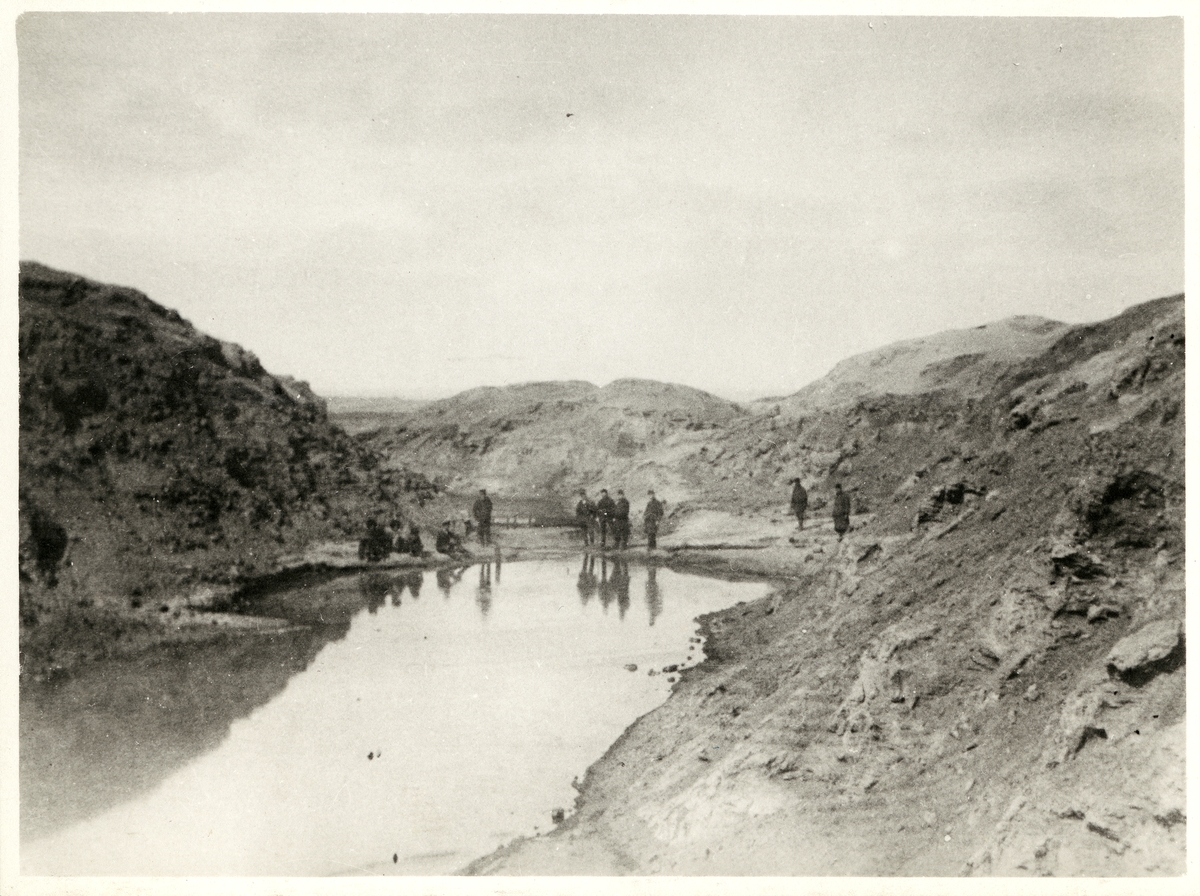 Sjö med svavelvatten på ön "Tscheleken".
Bilden ingår i två stora fotoalbum efter direktör Karl Wilhelm Hagelin som arbetade länge vid Nobels oljeanläggningar i Baku.