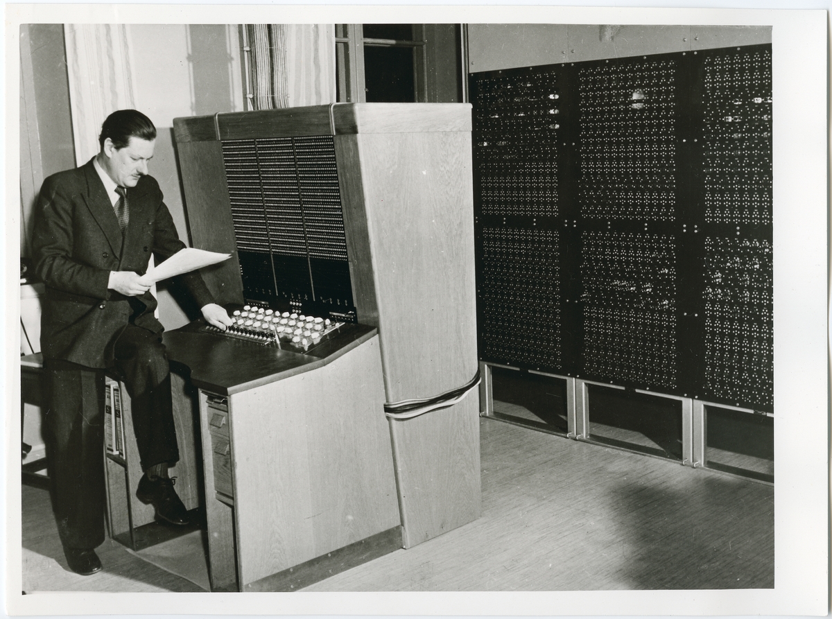 Bildtext: Teknikern dr Conny Palm framför den av honom konstruerade matematikmaskinen BARK några månader före hans död i dec. 1951.

Conny Palm  konstruerade den binära aritmetiska relä-kalkylatorn (BARK). Den byggdes i matematikmaskinnämndens regi och användes under åren 1950-1952. Eftersom den arbetade med reläer var den emellertid alltför långsam och ersattes 1953 med en binär elektronisk sekvens-kalkylator (BESK).  (ur Svenska Televerket 1946-1965, Band VI)