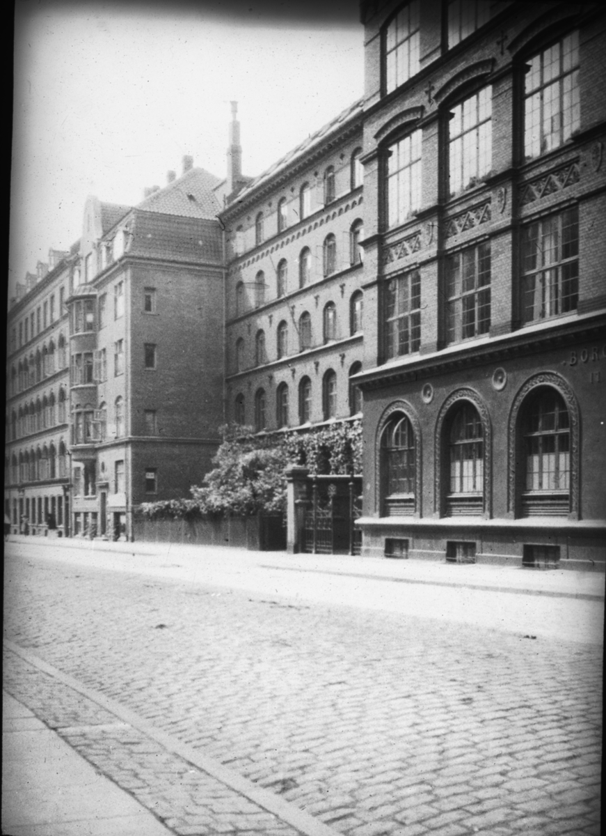 Skioptikonbild med motiv från gata i Köpenhamn.
Bilden har förvarats i kartong märkt: Köpenhamn 8. 1908. Text på bild: "1908"