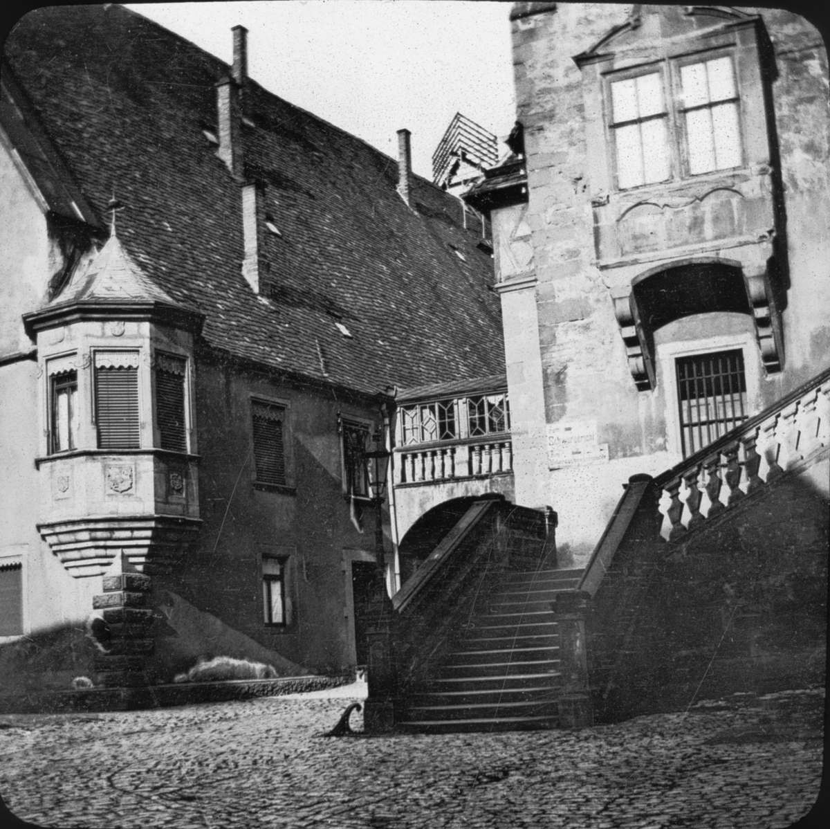 Skioptikonbild med motiv av typiskt tyskt hus i Heilbrionn.
Bilden har förvarats i kartong märkt: Resan 1907. Heilbronn 6. Stuttgart 1. Berlin 2. Text på bild: "Deutsches Haus"