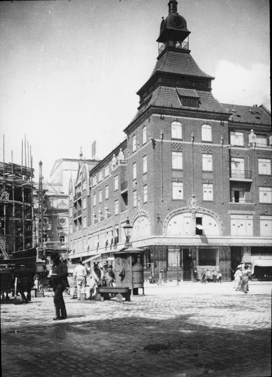 Skioptikonbild med motiv från Österbrogade i Köpenhamn.
Bilden har förvarats i kartong märkt: Köpenhamn 9. 1908. Text på bild: "Österbrogade".