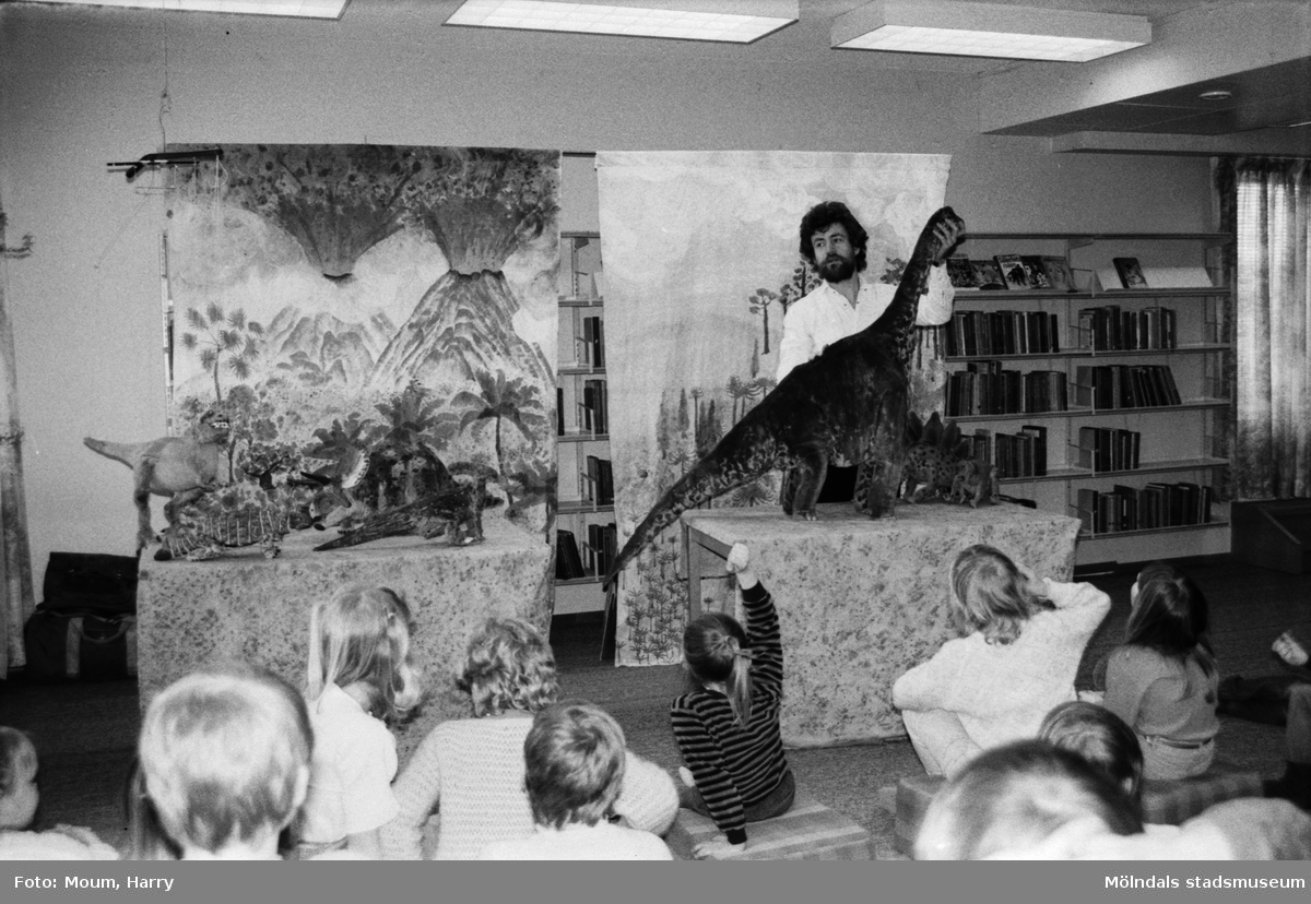Urban Wahlstedt berättar om dinosaurier för barn på Kållereds bibliotek, år 1984. "Urban Wahlstedt berättade om skräcködlornas liv."

För mer information om bilden se under tilläggsinformation.