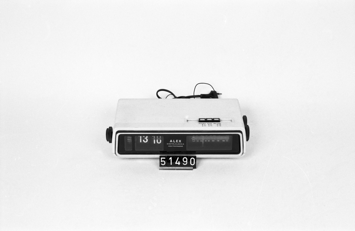 Klockradio, M/AM radiomottagare med digital tidvisning, s.k. "Blädderklocka" .
ALEX digitalklocka namn Prelude modell: 24421, serie nr: 76-111350.