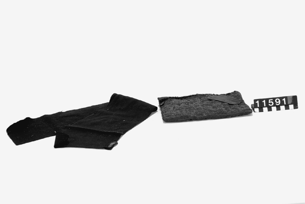 Arbetsdräkt för räckare vid vallonsmide. Består av: Skjorta av hemvävt linne, förskinn av läder (med "tallmascha", grovt läderstycke), ett par "husetter" (=strumpor av linne) samt ett. hemvävt strumpeband, ett par nysulade hammarträskor, en "hammarhatt", en "souvé" (märkt F.Ö.), en lapp av ylle, stoppad för att hålla brytspettet samt en lapp av svart kläde.