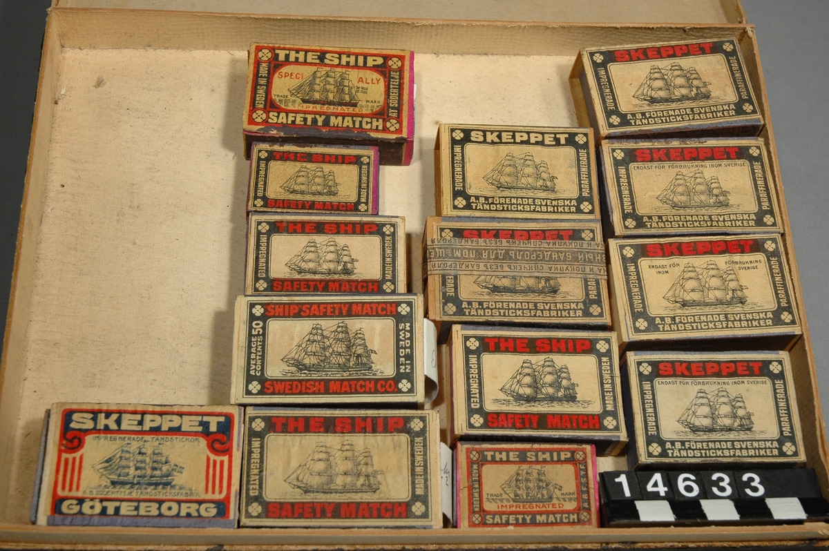 En samling tändsticksaskar, varav många med stickor bevarade, tillverkade i Sverige och de flesta andra tändsticksproducerande länder.  Samlingen består av 116 lådor i vilka tändsticksaskarna är sorterade efter olika rubriker exempelvis länder. Nedan följer en lista på de 116 lådorna och de rubriker som står utanpå dessa. Fotografierna har samma nummer som respektive låda. Sammanlagda antalet tändsticksaskar är 1686 st. Antalet plån är 33 st.  1. Tyskland. 16 st. 2. Tyskland 20 st. 3. Ungern 12 st. 4. Finland 19 tändsticksaskar samt 1 plån. 5. Tyskland 18 st. 6. Japan 15 st. 7. Belgien. 3 tändsticksaskar + 1 rulle. 8. Indien 2 st 9. Turkiet, turkisk tillverkning 2 st 10. Tjecko-slovakiet 17 st. 11. Amerika 20 st. 12. Ryssland. Rysk tillverkning. För export. 17 st. 13. Italien. 6 tändsticksaskar + 2 plån. 14. Danmark H. E Gosch. 16 st. 15. Danmark H. E Gosch.. Utställningar Ritningar. 9 st. 16. Rovdjur. Svensk tillverkning f. exp. 15 st. 17. Sverige. Tretalet 31 st 18. Göteborg. Affärsföretag. Tretalet. 33 st tändsticksaskar + 1 plån. 19. Rariteter. 10 st + 1 plån. 20. Rariteter 14 st. 21. Välgörenhet & Utställningar. 7 st. 22. Tyskland. Reklam. 20 st + 1 plån. 23. Syd-Amerika 18 st. 24. Lifland. 2 st. 25. Norge. 15 st. 26. Kina. 5 st 27. Reklam. 3 tändsticksaskar + 2 st etiketter. 28. Tyskland. Tysk tillverkning. För exp.. 15 st. 29. Tyskland. 20 st 30. Tidaholm, Vulcan 20 st. 31. Sverige. Statsmän, européer. svensk tillverkning f. exp. 15 st. 32. "Äta eller ätas". Svensk tillverkning f. exp. 8 st. 33. Diverse. Svensk tillverkning. 18 st. 34. Sverige. Anneberg. Svensk tillverkning f. exp.. 18 st. 35. Krigiska motiv. Svensk tillverkning f. exp. 11 st. 36. Sverige. The Lancer. Ryttare. Svensk tillv. f. exp. 10 st. 37. Sverige. Blom-motiv. Svensk tillverkning f. exp. 8 st. 38. Orienten. Svensk tillverkning f. exp.13 st. 39. Diverse. Svensk tillverkning f. exp. 19 st tändsticksaskar + 1 etikett. 40. Sverige. Lidköping. "Sirius" Lidköping. Svensk tillv. f. exp. 18 st. 41. Sjöfart. Mynt. Sv. tillv. F. exp. 11 st. 42. England. Vaxtändstickor. 12 st. 43. Italien. Vaxtändstickor. 16 st. 44. Holland. 17 st. 45. Tjeckoslovakien - solo 19 st. 46. Schweiz 16 st. 47. Tyskland. 19 st 48. Estland. 7 st. 49. Österrike. 22 st. 50. Diverse Europeiska länder. 10 st. 51. Etikett + tryck i sverige. 18 st. 52. Tyskland. 19 st. 53. Wenersborg. Sv. tillv. f. exp. 14 st. 54. Sverige - The Ship. 14 st. 55. Sverige. Diverse. 10 st. 56. Fåglar. Sv. tillv. f. exp. 17 st. 57. Reklam. Svensk tillv. f. export.15 tändsticksaskar + 1 plån. 58. Fåglar. Sv. tillv. f. exp. 12 st. 59. Sverige. Kvinnofigurer. Svensk tillverkning för export. 13 st. 60. Hjärta, nyckel, blixt, krona. Sv. tillv. f. exp. 12 st. 61. Sverige. Jönköping. Skämt. 11 st. 62. Sverige. Jönköping, Nationaldräkter. 18 st. 63. Sverige. Förenade svenska tändsticksfabriker. 8 st. 64. England. Bryant & May. 12 st. 65. England. Bryant & may. 13 st. 66. ...nland. 18 st + 1 plån. 67. Algier. 17 st. 68. Kända svenska fabriker. 20 st. 69. Utländskt. Diverse. 13 st + 1 plån. 70. Ryssland. 20 st. 71. Frankrike. 13 tändsticksaskar + 3 plån. 72. Tjecko-Slovakiet. 14 st. 73. Tyskland. 18 st. 74. Sverige. Jönköpings västra tändsticksfabrik. 22 st. 75. Tyskland. Tysk tillverkning för export. 19 st. 76. Sverige. Kalmar. Malmö, Mönsterås. 5 st. 77. Ringen. Svensk tillverkning för export. 10 st. 78. ...sk tillv. f. exp. Trafik & samfärdsel. 12 st. 79. Sverige. Condor, Parrot, Cacadoe mfl. 10 st. 80. Djur, fyrfota. Sv. tillv. f