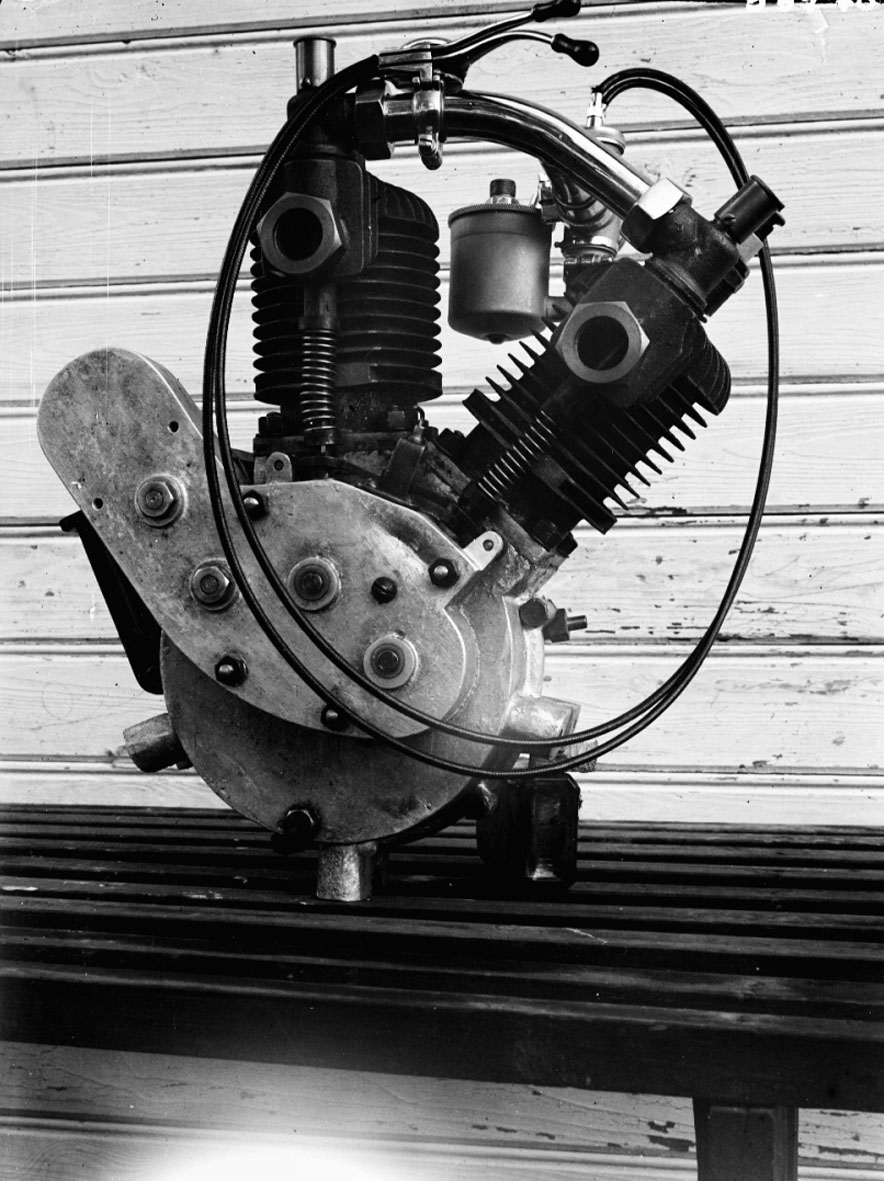 Motor och motorcykel tillverkade av S Carle. Även förgasaren är tillverkad av Carle och med utländsk förebild liknande Schebler modell H. Bosch magnet. Detta var den andra mc:n som han byggde och till denna köptes hjul och en  ram av etablerade tillverkare. Belysning med eget karbidgasverk.  Tvåcylindrig tvåtakts sidventilsmotor på 225 cc Effekt cirka 4 hk Två växlar och friktionskoppling Cylindervolym 450 cc Kraftöverföring: kedja Däckdimension: Vulst 26 x 2