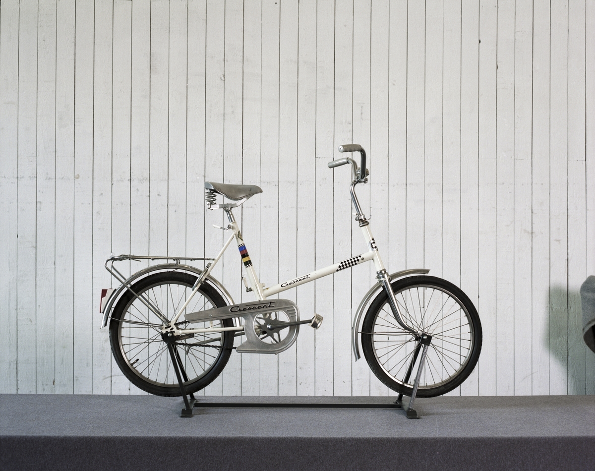 Cykeln, vilken kan demonteras till två delar genom ett enkelt handgrepp för att lätt kunna medföras t ex. i bagageutrymmet i bil. Styrstången och sadeln är fästade med vingmuttrar för att lätt kunna lösgöras. Allmän benämning på cykeln är "stadscykeln". Patent nr: 177930.
Tillbehör: Två nycklar.