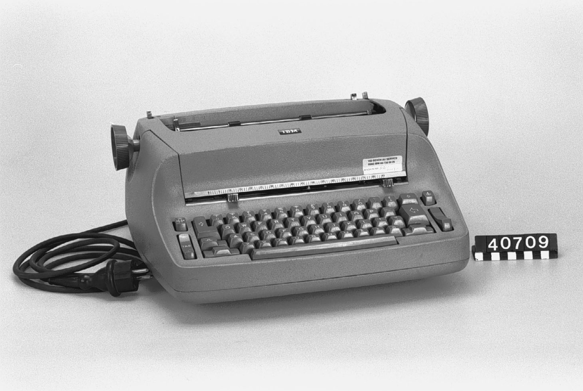 Elektrisk skrivmaskin modell 72 samt dammskydd.
Tillbehör: 1 st band + 1st raderband samt dammskydd.