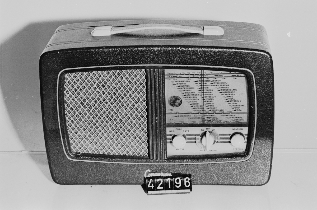 Radioapparat för nät- eller batteridrift.