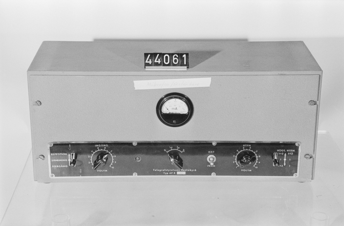Högtalarförstärkare för radio. av grön plåt, i transportlåda märkt Telegrafstyrelsens Radiobyrå Typ AF 8, nr 33.