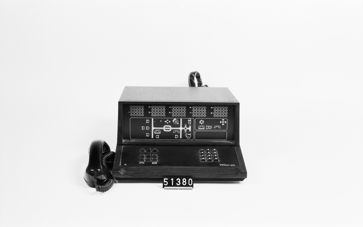 Telefonistapparat för telefonväxel Titan 100 med handmikrotelefon.
