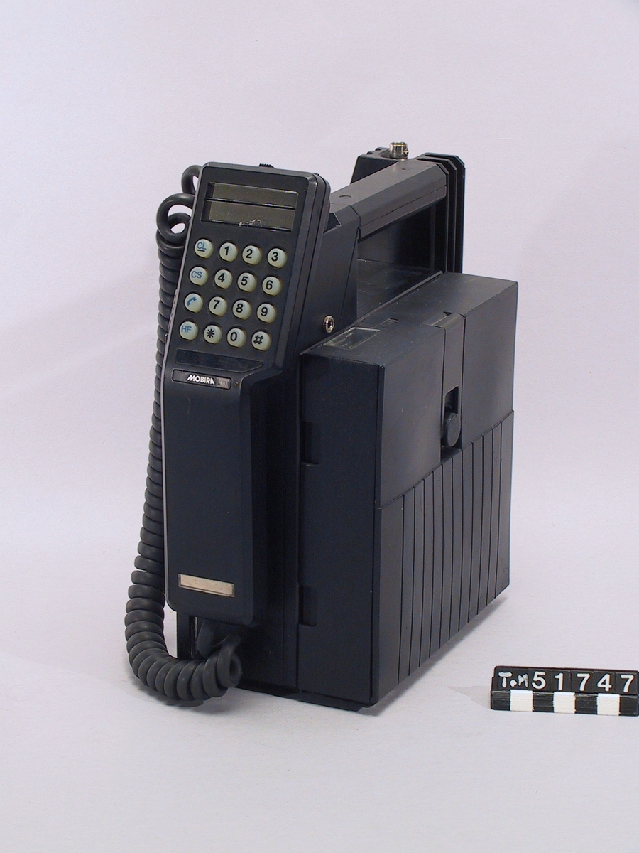 NMT 450 MHz biltelefon i väskmodell.