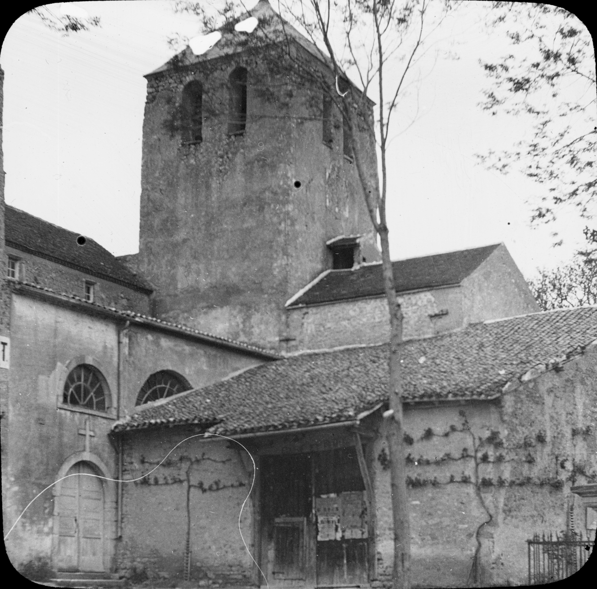 Skioptikonbild med motiv av kyrka i Cusset, Frankrike.
Bilden har förvarats i kartong märkt: Vichy