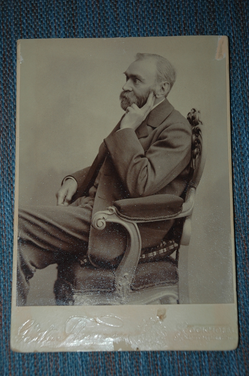 Porträtt av Alfred Nobel.
