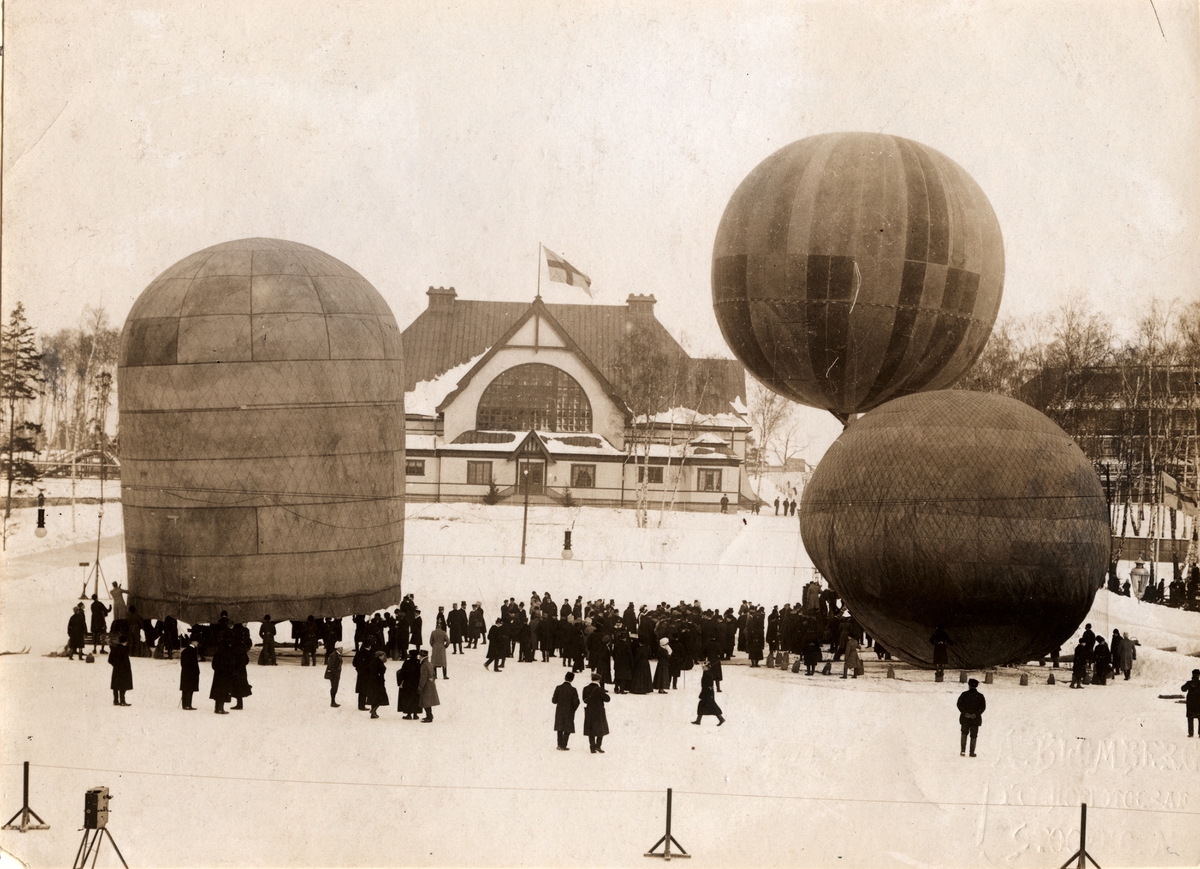 Luftballongerna Andrée, Svenske och Argonat, vid Nordiska spelen i Stockholm, Idrottsparken 1909.