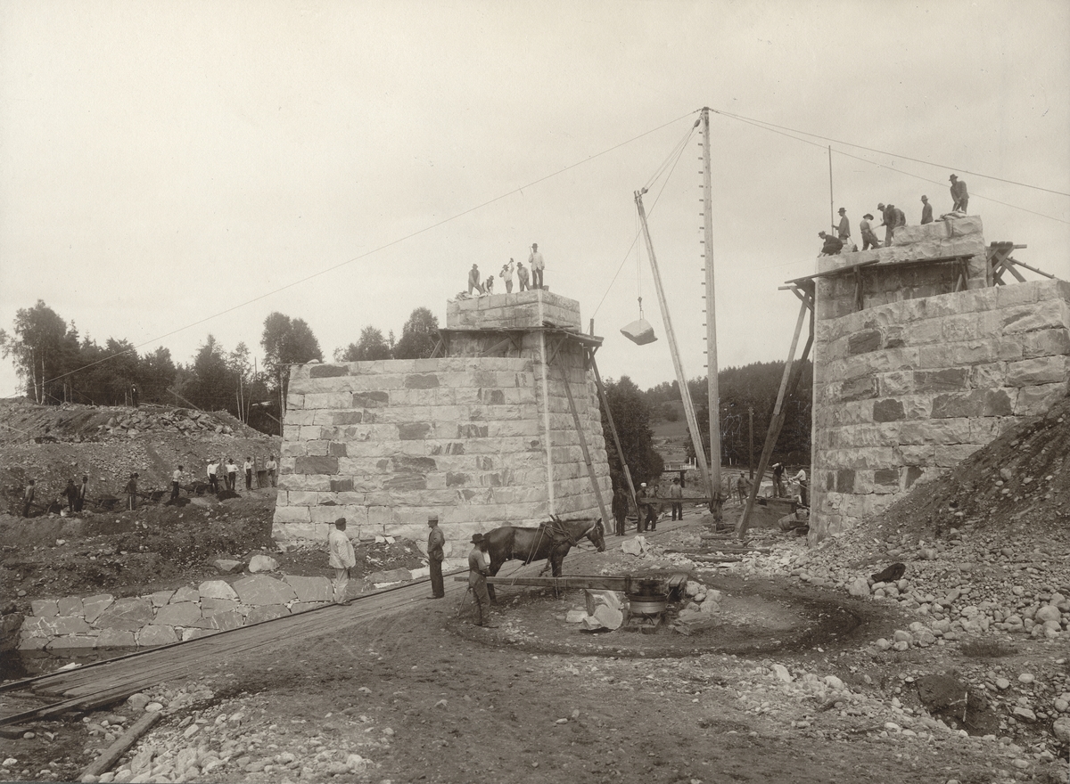 Bro över Svenljungabanan under byggnad. Fotot vann pris i Svenska Turistföreningens pristävlan 1902.