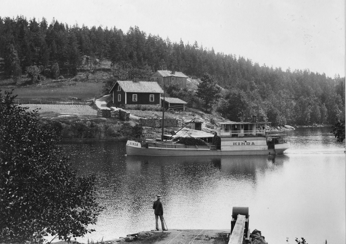 Kinda kanal. Ulvesund med kanalångaren Kina.
Med fotografiet kom fotografen på 5:e plats i Svenska Turistföreningen Pristävlan 1902.