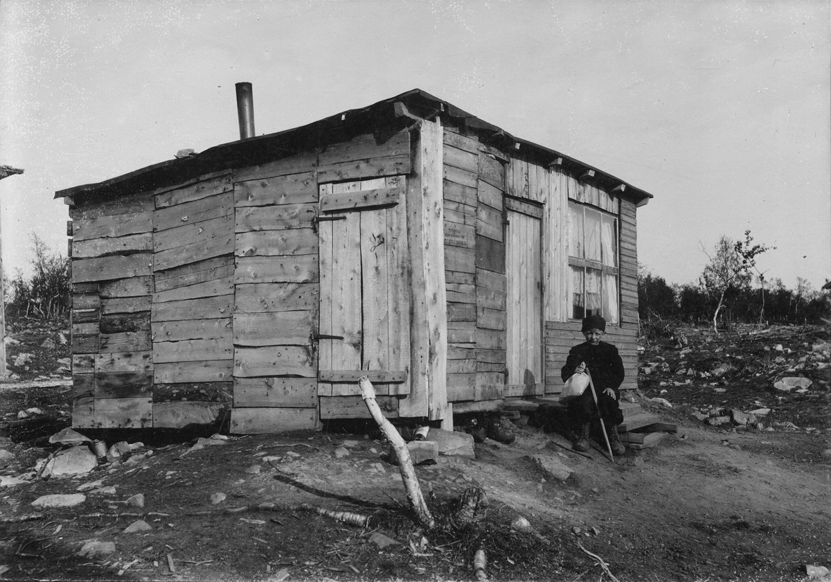 Boningshud från 1900 i Kiruna. "Kåkbrillaskåken", huvudsakligen byggd av sönderslagna fläsklådor.