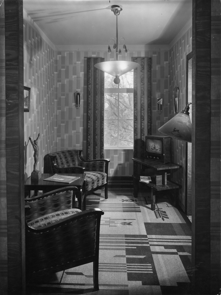 Bygge och Bo-utställningen i Linköping 1931. Interiör av hall med radio på radiobord.