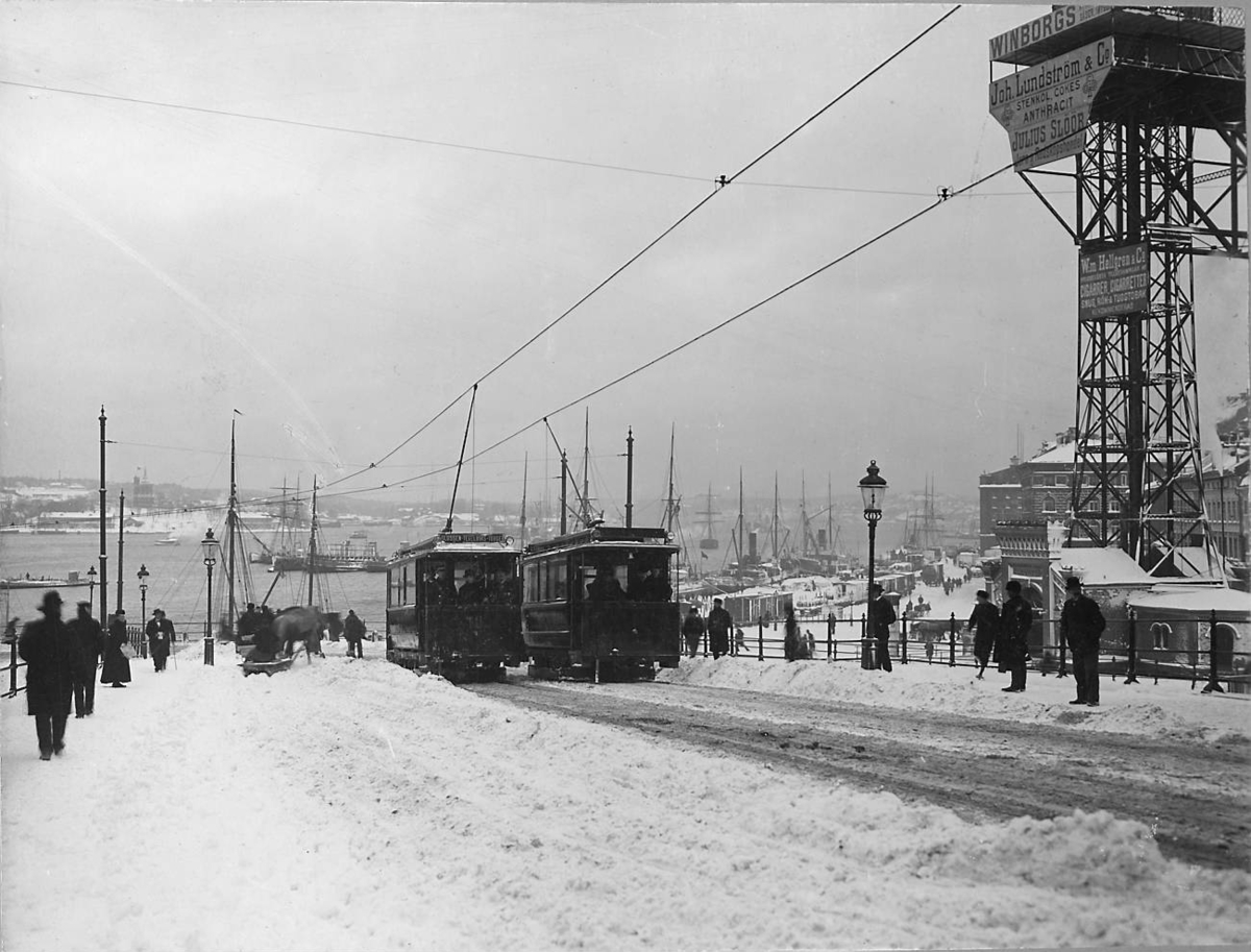 Stockholms första elektriska spårvagnar, vid Slussen 1901.