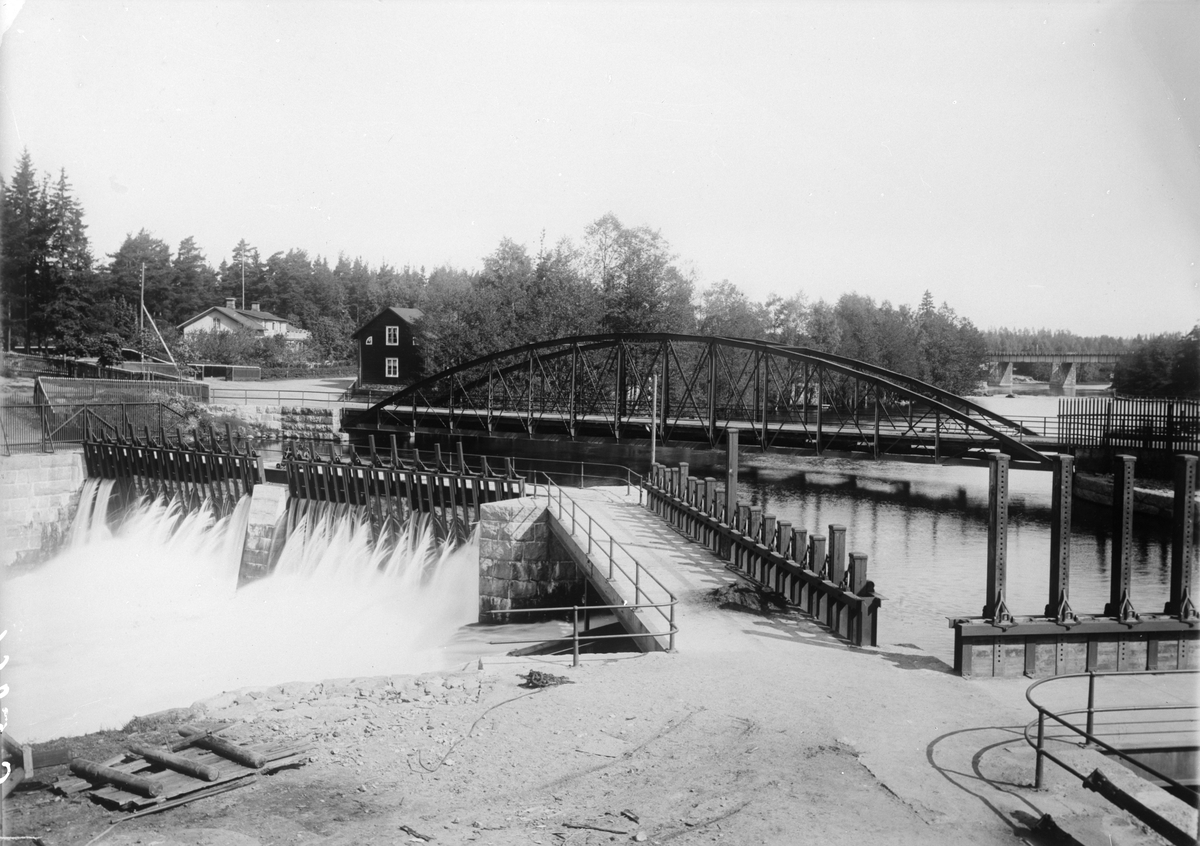 Fotografi för produktion av vykort. Landsvägsbron och dammen i Degerfors.
