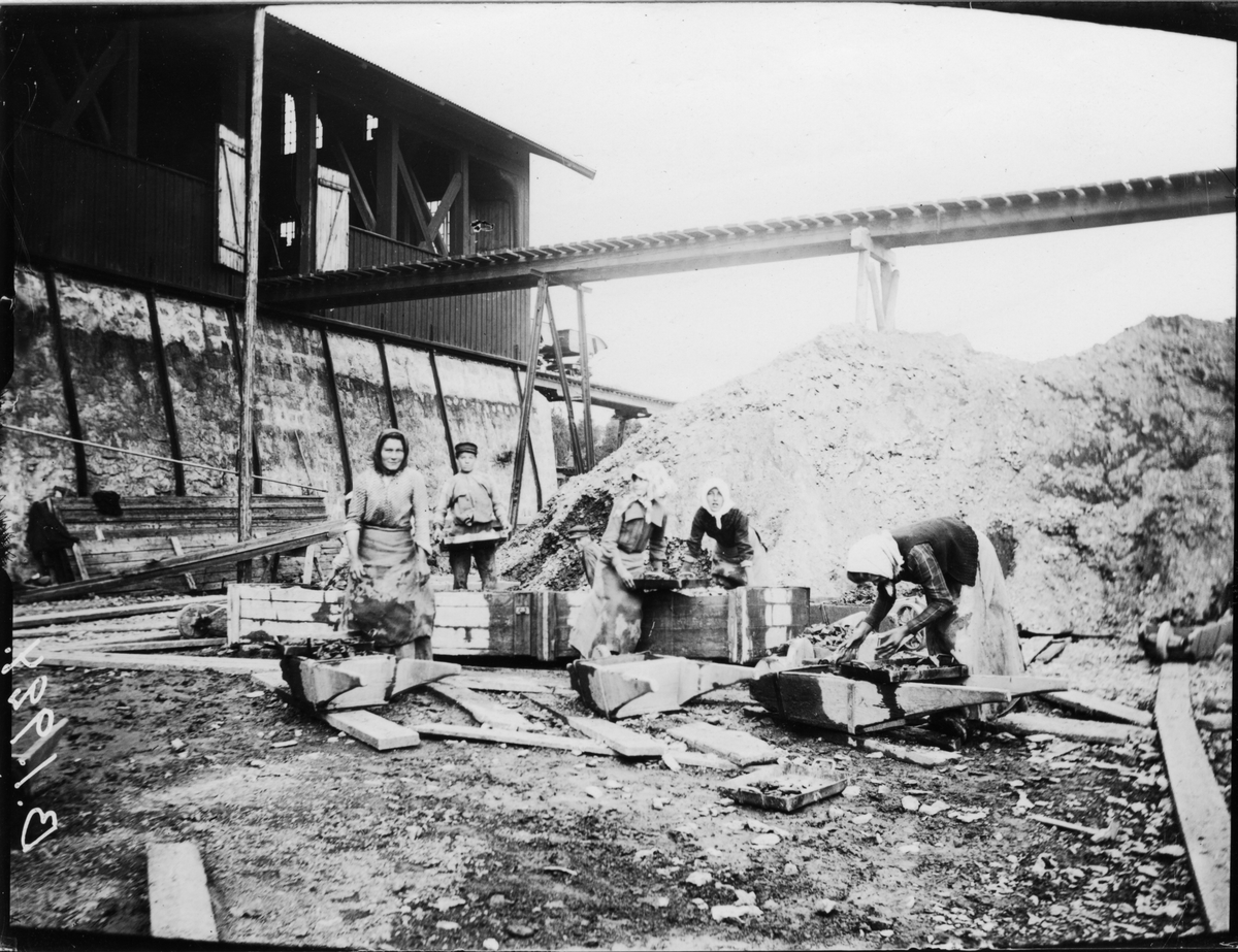 Riddarhyttans järnbruk. Vaskflickor vid Källfallet 1906.