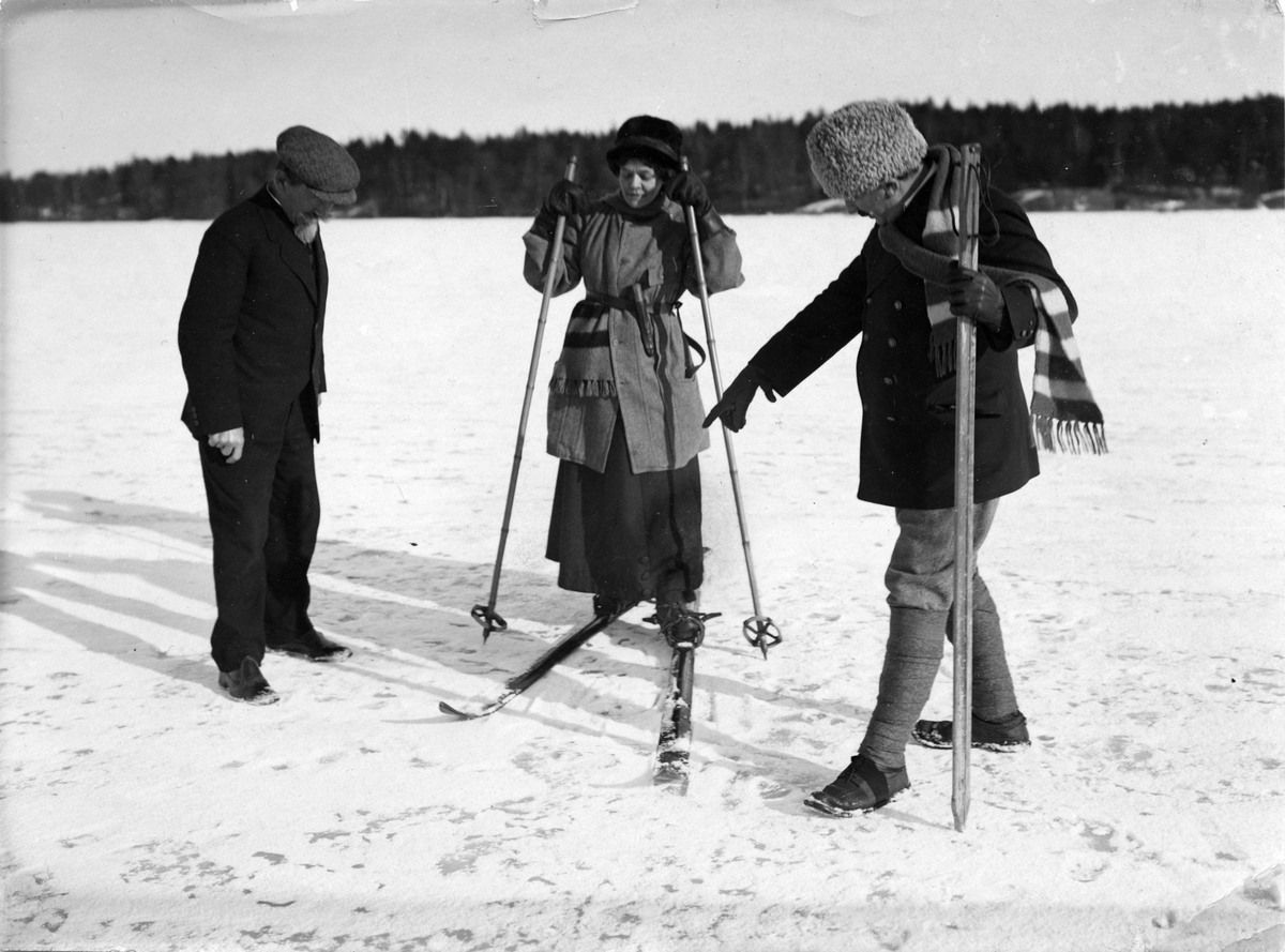 Carl Richard Nyberg, kallad Flyg-Nyberg (längst till vänster i bilden), tillsammans med Malin Ödmann och kapten John Nerén på isen vid Täcka udden i jan. 1919. Bilden lämnad till Tekniska Museet av fru Greta Broberg, Stockholm, genom filmhistoriska samlingarna jan 1952.