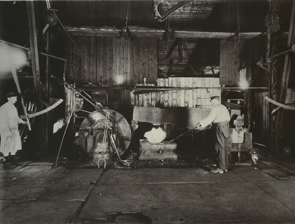 Boxholms Järnverk. Hopslagare i arbete med hopslagning av en lancashiresmälta vid mimblingshammaren i smältsmedjan omkring 1917.