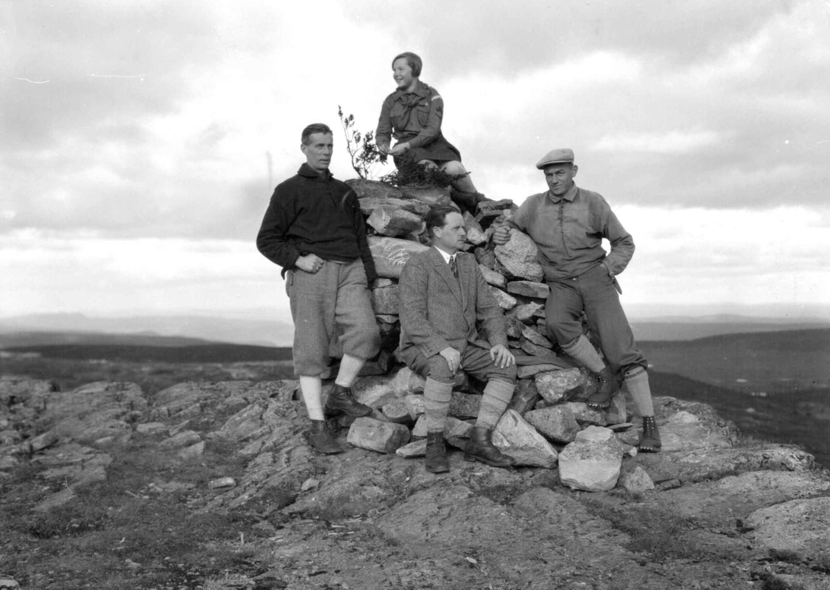 Inger Berge og tre menn ved varden på Prestkjerringa i Gausdal Vestfjell.