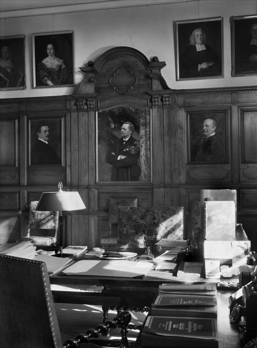 Nordiska museet. Styresmannens rum. Interiör med skrivbord, i bakgrunden infällda i panelen från vänster Gustaf Upmark, Arthur Hazelius i mitten och till höger Bernhard Sahlin.