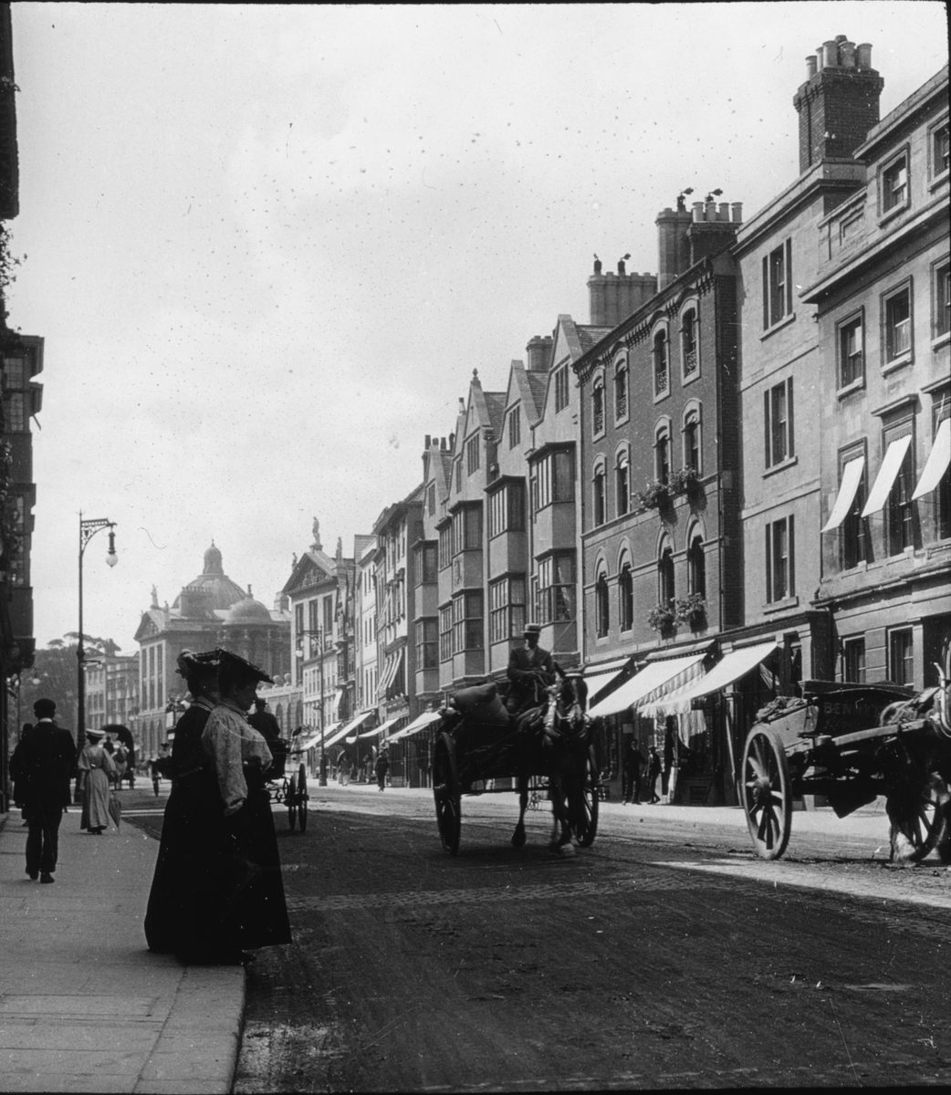Skioptikonbild med motiv från High Street i Oxford. Vy mot väster
Bilden har förvarats i kartong märkt: Oxford 1906.