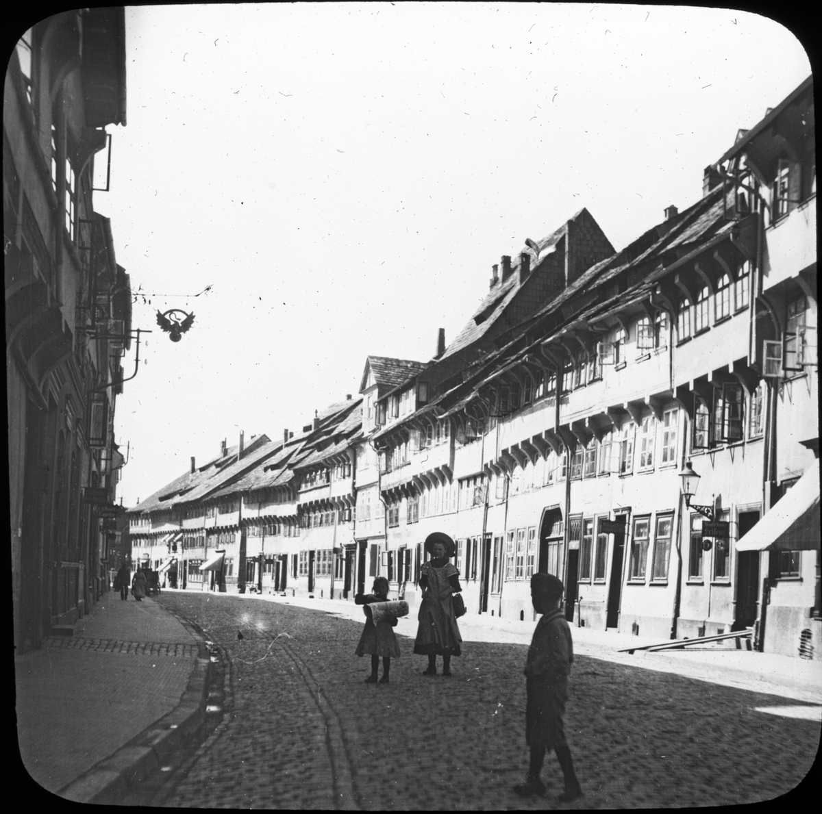 Skioptikonbild med motiv barn på gata i Einbeck.
Bilden har förvarats i kartong märkt: Vårresan 1909. Hildensheim 4. Einbeck 5. VII