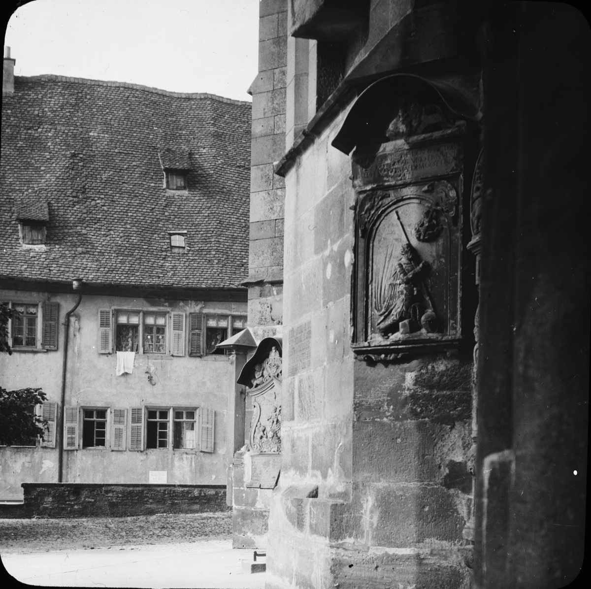 Skioptikonbild med motiv av kirche St. Michael.
Bilden har förvarats i kartong märkt: Resan 1911. Schwäbisch Hall 9. XVI. Text på bild: "St. Michaeliska".