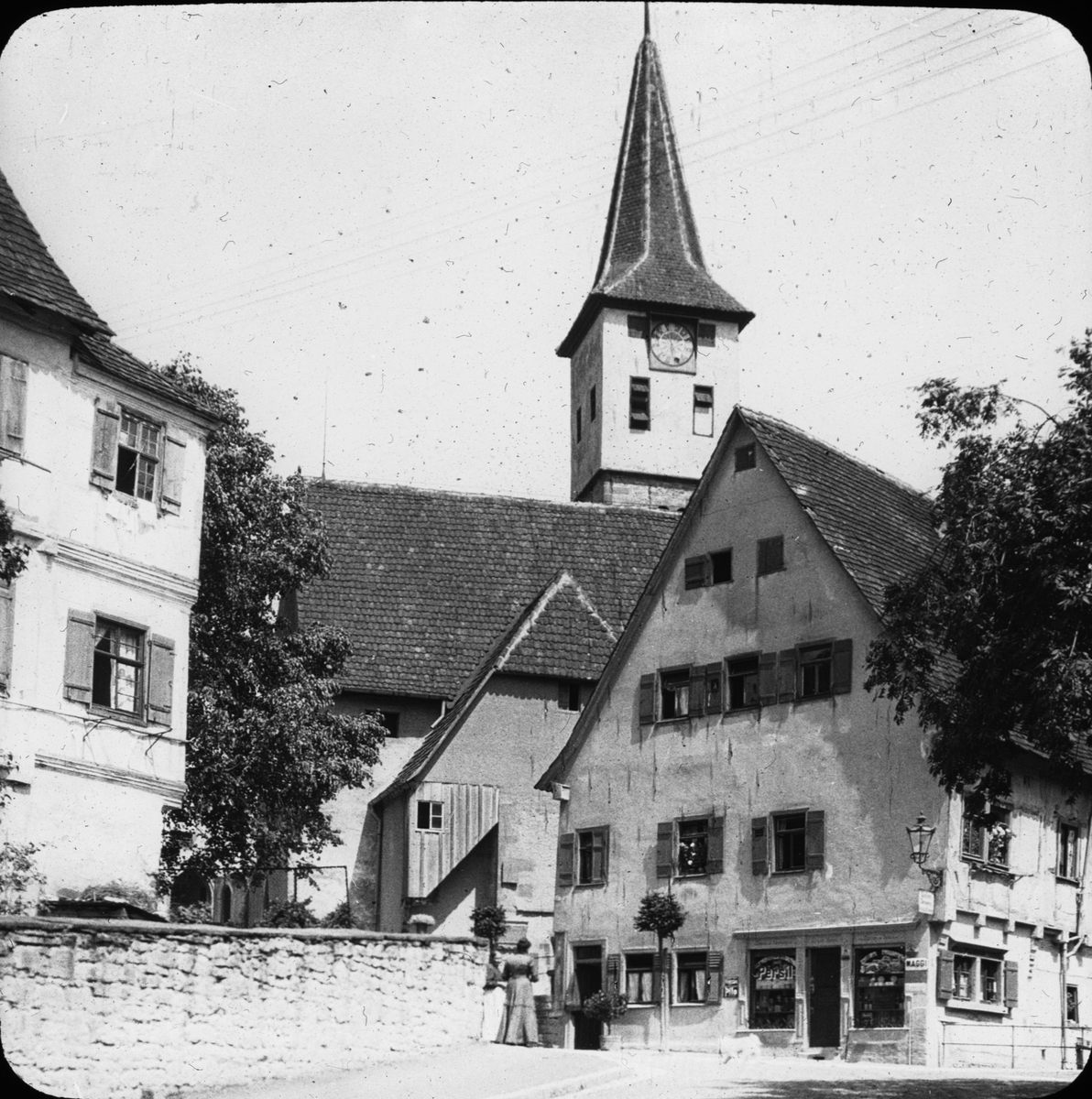 Skioptikonbild med motiv från Schwäbisch Hall med St. Urbanskirche.

Bilden har förvarats i kartong märkt: Resan 1911. Schwäbische Hall. XVIII.