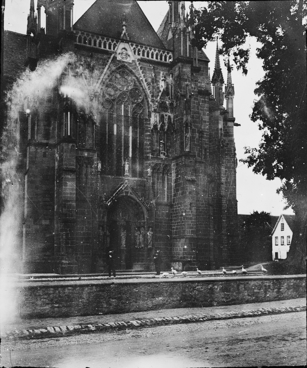 Skioptikonbild med motiv av St. Peters Kirche, Bad Wimpfen.
Bilden har förvarats i kartong märkt: Resan 1907. Wimpfen 9. 01. Text på bild: "Wimpfen am Berg".