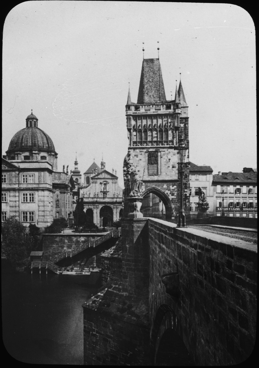 Skioptikonbild med motiv av Karlsbron, med Turm Altstadt.
Bilden har förvarats i kartong märkt: Höstresan 1909. Prag 8. No:3.