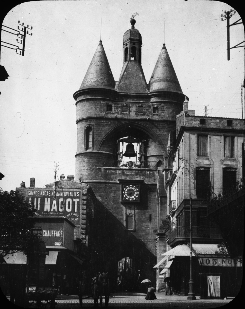 Skioptikonbild med motiv av Hotel de Ville, stadshuset i Paris.
Bilden har förvarats i kartong märkt: Höstresan 1907. Bordeaux 2. Paris 5. No: 21. Text på bild: "Grosse cloche. Port d' Hotel de Ville".
