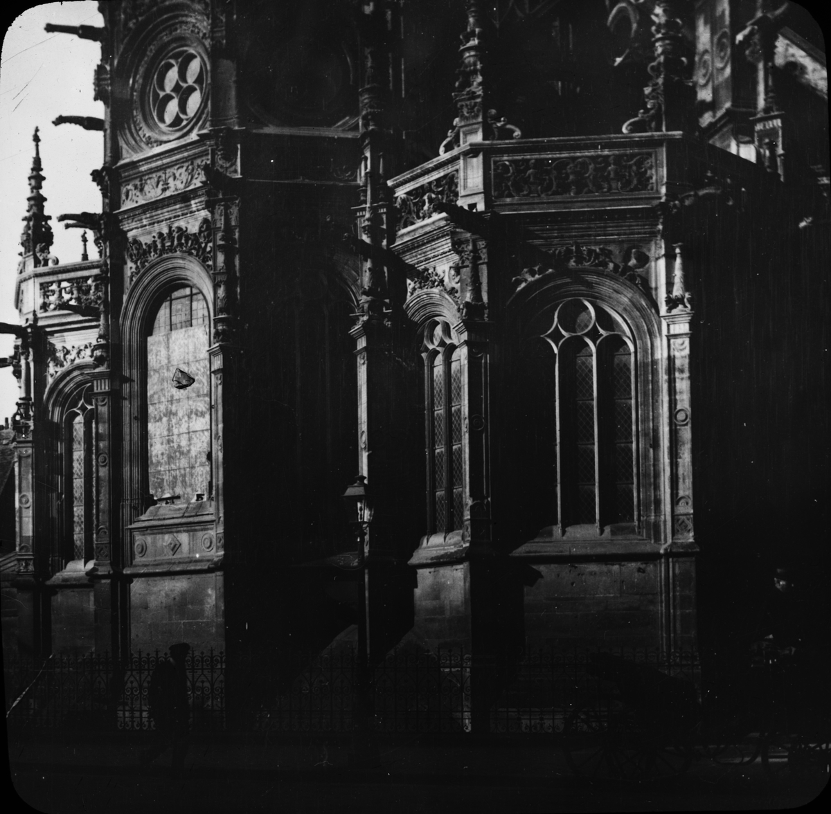 Skioptikonbild med motiv av L'église Saint-Pierre i Caen.
Bilden har förvarats i kartong märkt: Resan 1908. Caen 8. X. Text på bild: "EÂ´gl. St. Pierre".